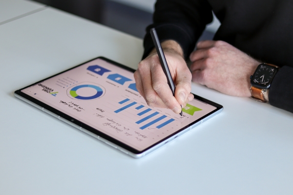 Ein Mitarbeiter zeichnet in einer Grafik auf einem Tablet