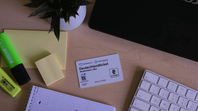 Deutschlandticket Karte liegt auf dem Schreibtisch