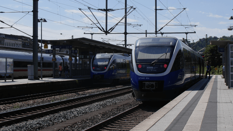 Bahnhof mit haltenden Zügen